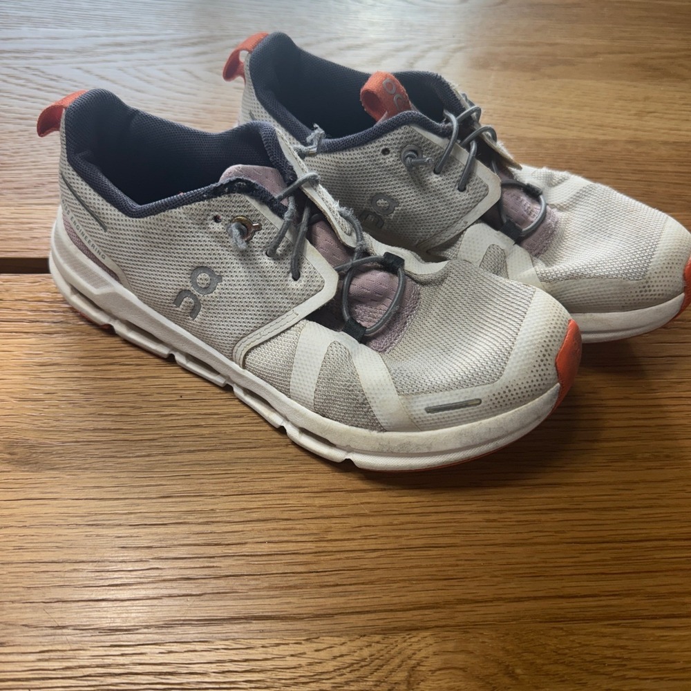 On Cloud Kids Running Shoes White Orange Purple US Y 3.5 Swiss Engineering